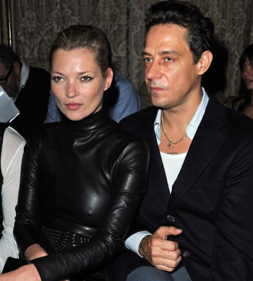 Kate Moss und Lebensgefährte Jamie Hince saßen bei der Show von Label
