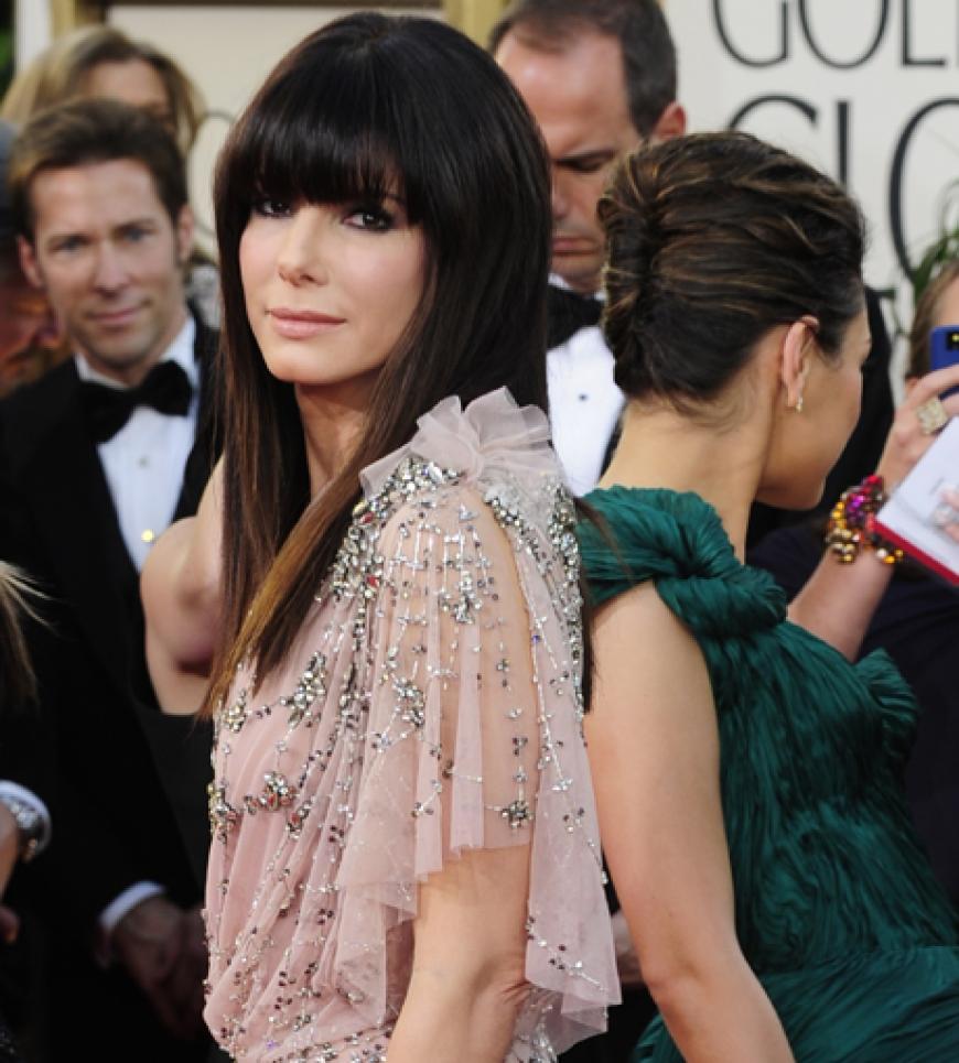 Sandra Bullock kam im langärmeligen Transparenz-Dress von Jenny Packham