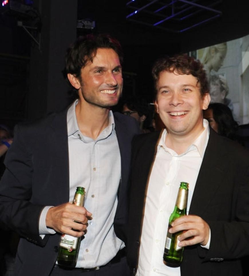 Gut gelaunt: Regisseur Simon Verhoeven und Schauspieler Christian Ulmen feiern ausgelassen. Bei der Afterparty gönnen sie sich erstmal ein kühles Bier
