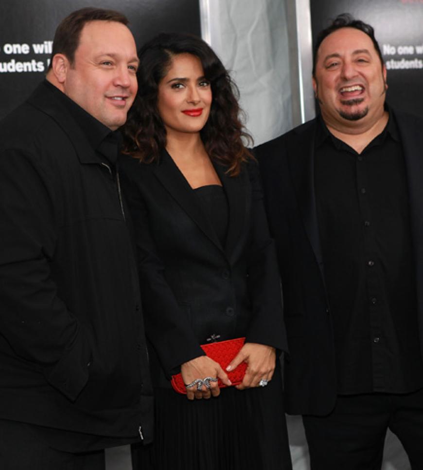 Salma Hayek zwischen zwei Schwergewichten. Das sind Frank Coraci (Regisseur) und Schauspieler Kevin James
