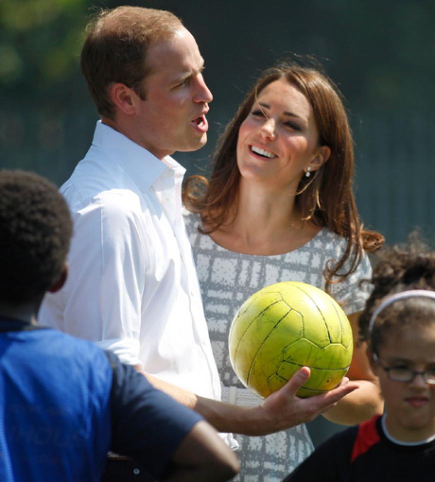 Herzogin Kate und Prinz William stimmen sich schon mal auf die Olympischen Spiele ein. In London besuchte das royale Paar gemeinsam mit Prinz Harry eine Sportschule - und zeigte sich dabei selbst richtig sportbegeistert