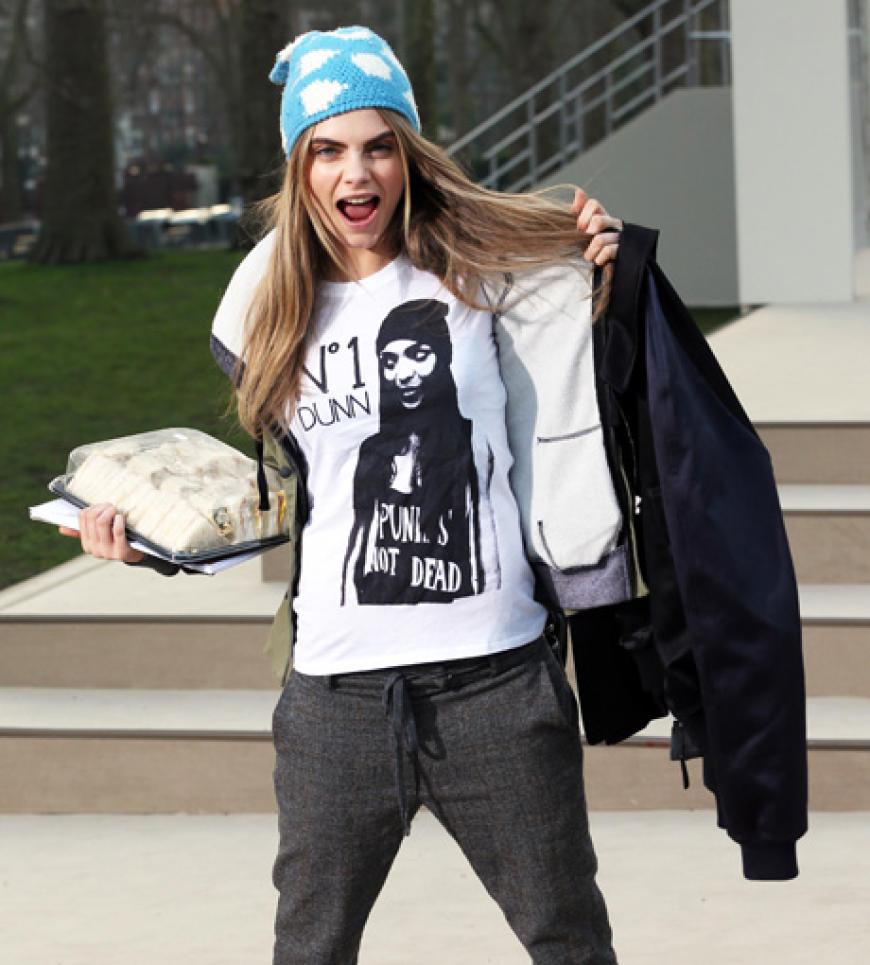 Cara Delevingne hat Spaß mit den Fotografen nach der