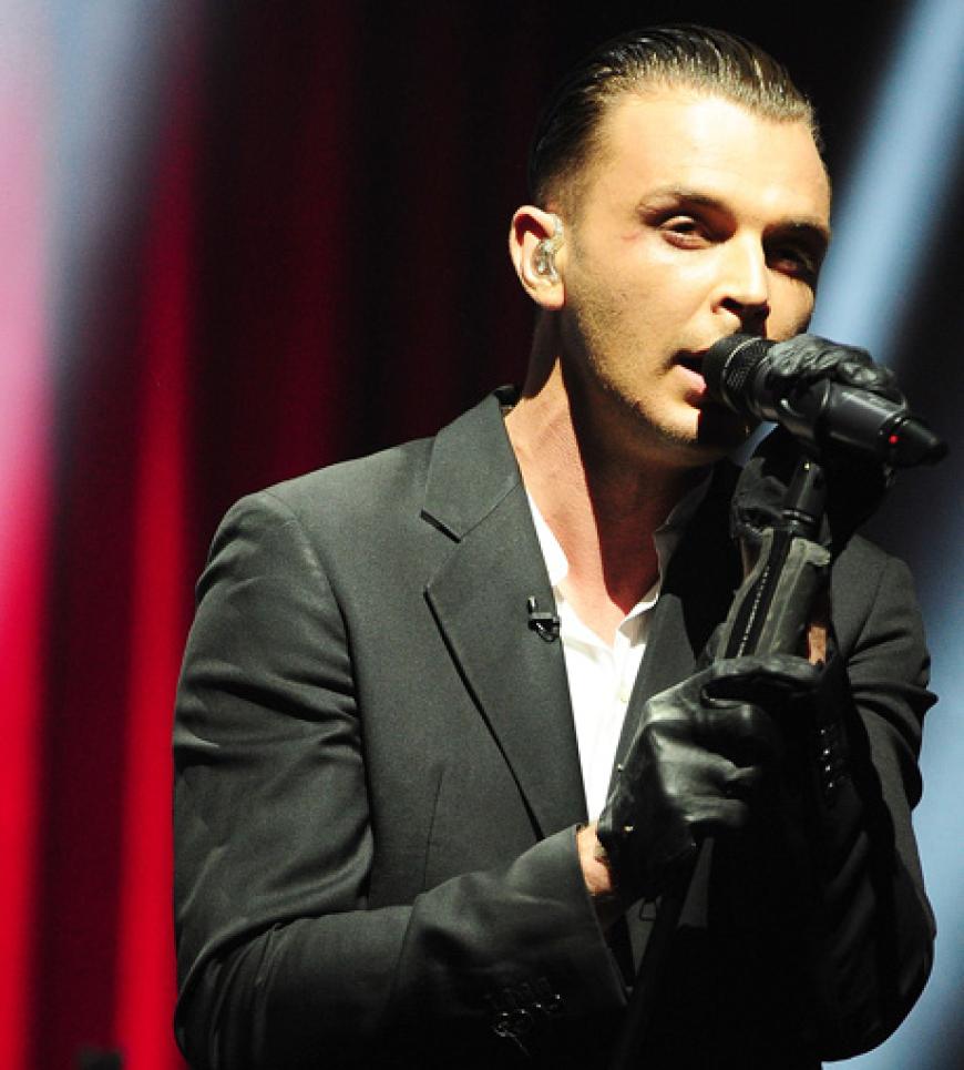 Hurts-Frontmann Theo Hutchcraft gibt in der Selig-Ballade