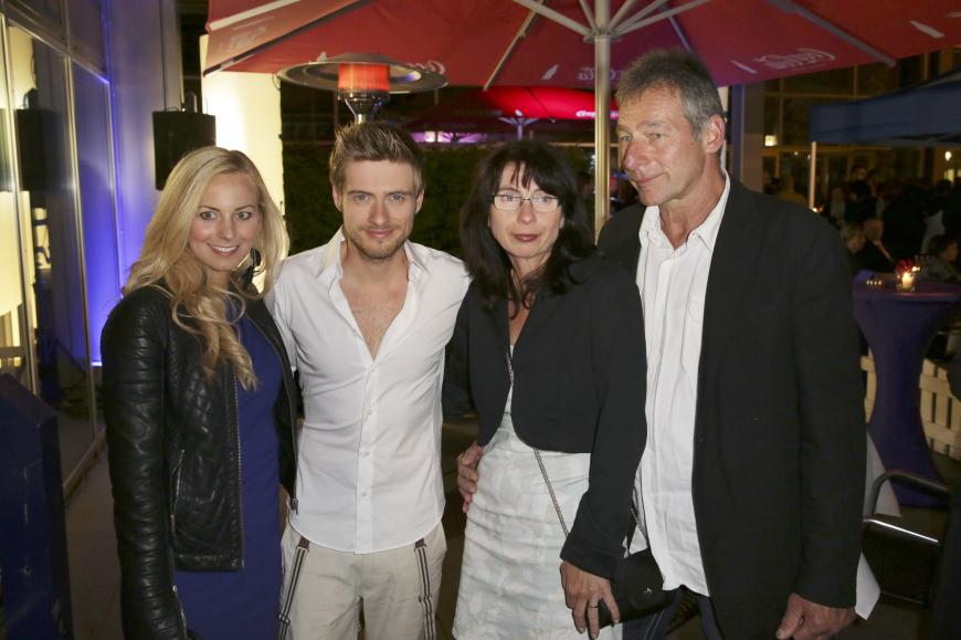Jörn Schlönvoigt mit Freundin Syra Feiser und seinen Eltern Jörg und Michaela 