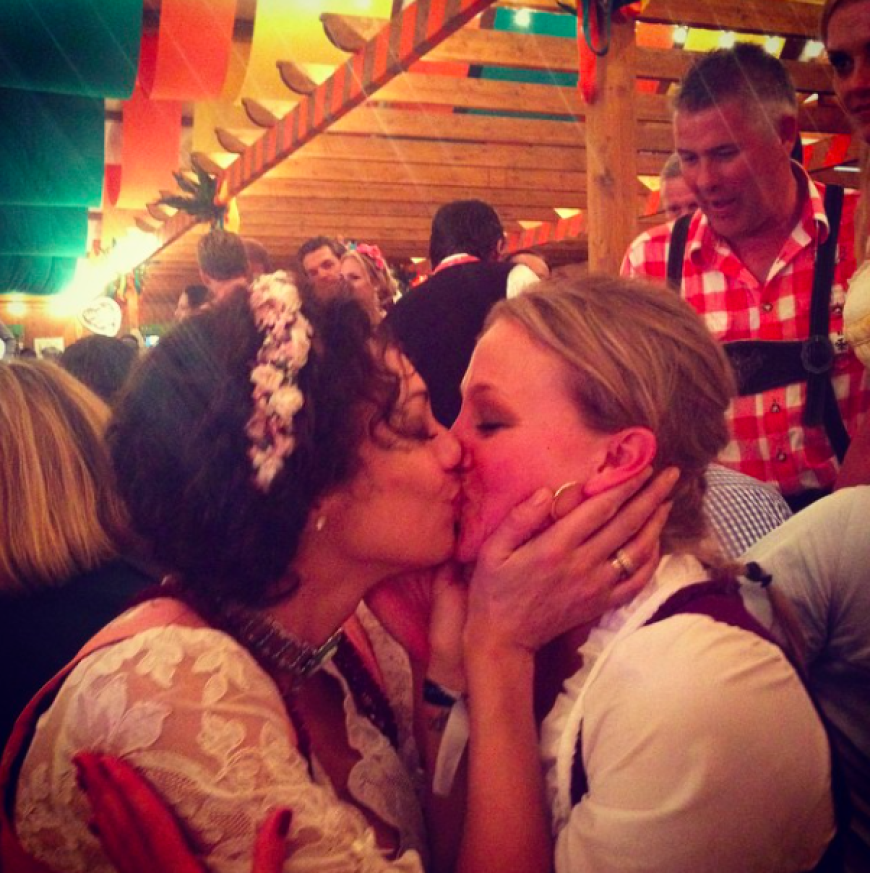 Die knutschte dafür mit einer anderen Frau rum