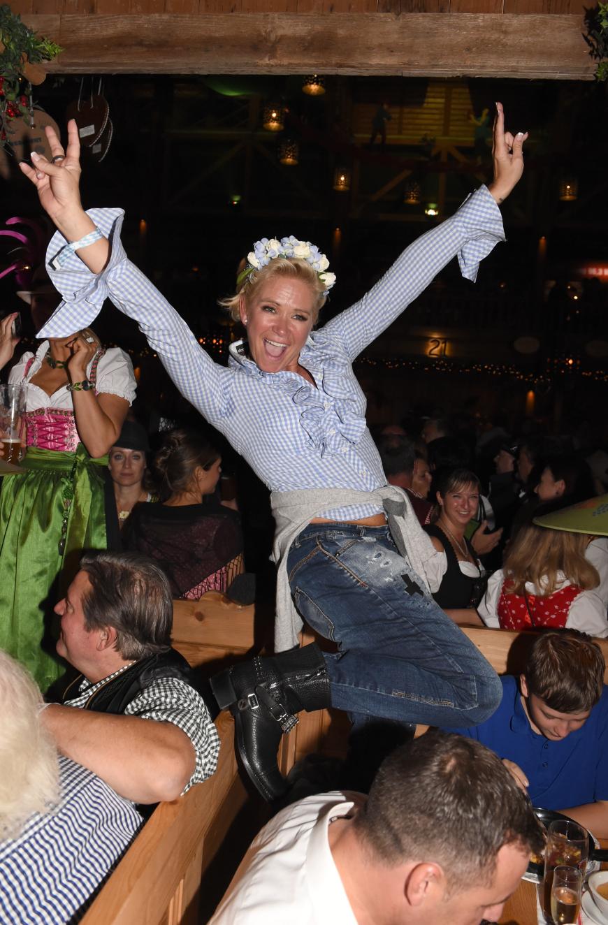 Das Oktoberfest 2014 ist in vollem Gange - und die Stars sind außer Rand und Band. So auch Claudia Effenberg, die es ordentlich krachen lässt!