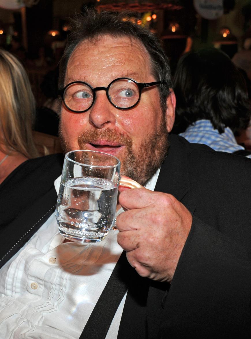 Mineralwasser statt Bier: Ottfried Fischer hat auch so seinen Spaß auf der Wiesn