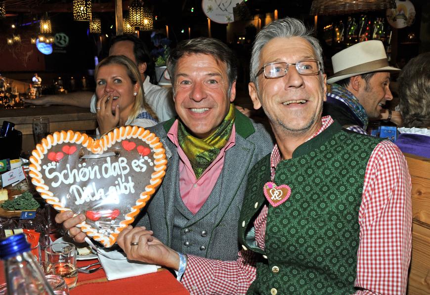Noch mehr Fans von Lebkuchenherzen: Patrick Lindner und sein Lebensgefährte Peter Schäfer