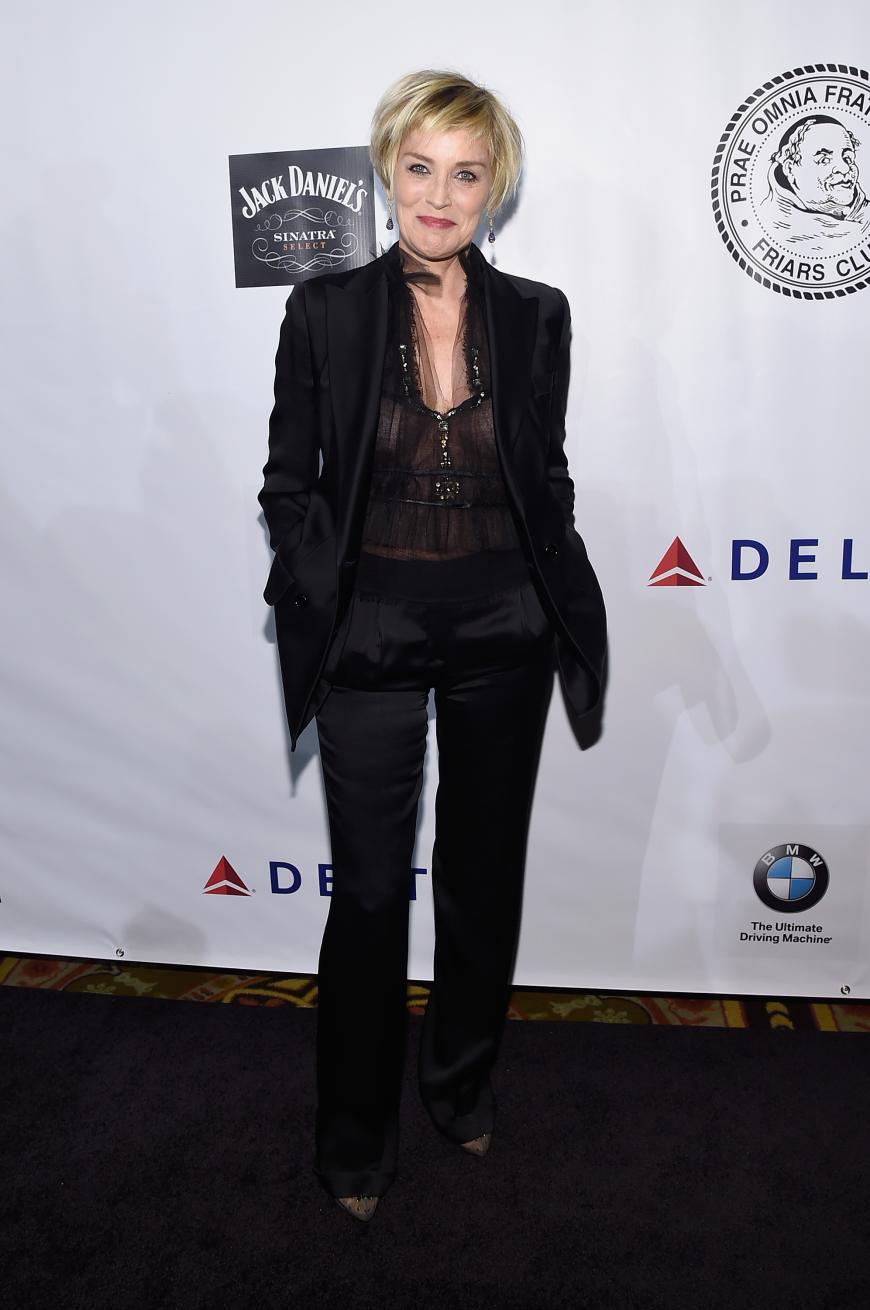 Oh là là! Auch Sharon Stone gewährt - ganz bewusst - tiefe Einblicke auf ihr Dekolleté bei der