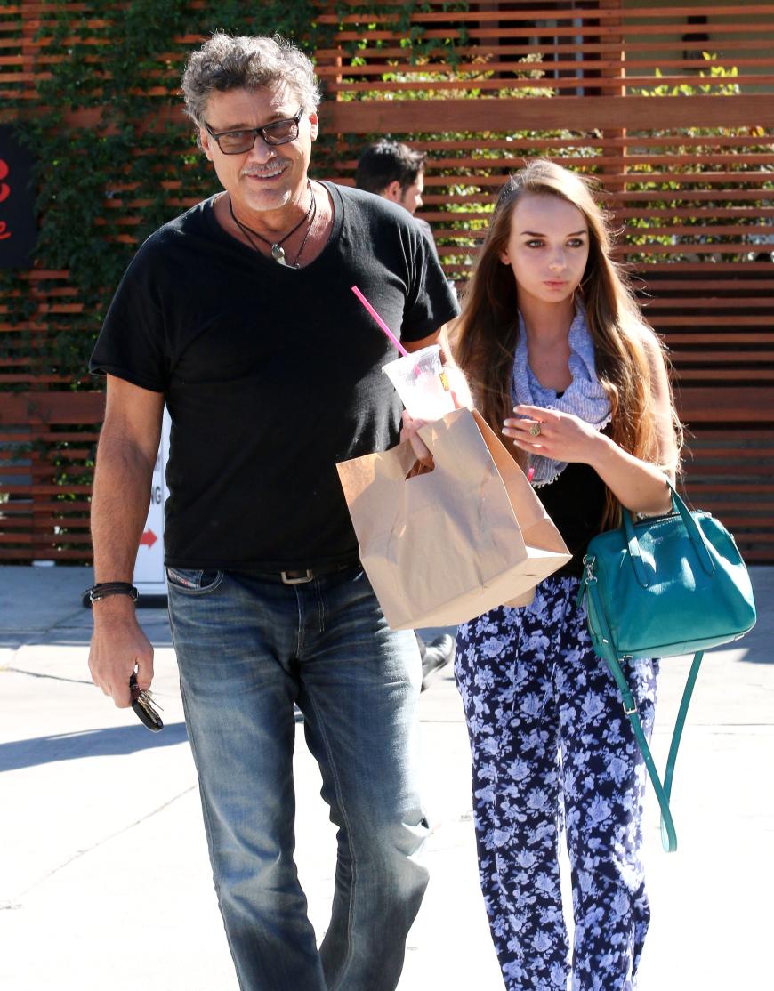 Steven Bauer und seine deutlich jüngere Freundin Lyda Loudon verlassen ein Café in Studio City, Kalifornien