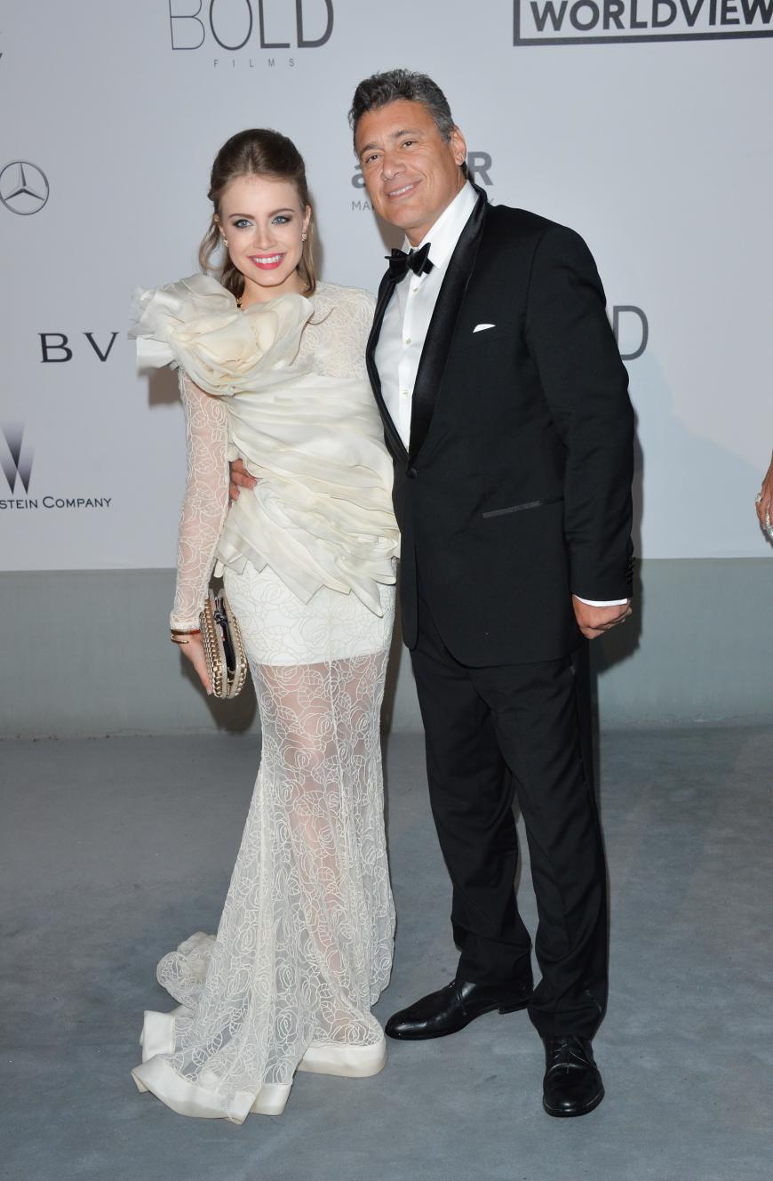 Schon auf der Amfar-Gala im Mai erschien Bauer mit einer deutlich jüngeren Dame: Xenia Tchoumitcheva. Mit ihr soll er allerdings nicht liiert gewesen sein