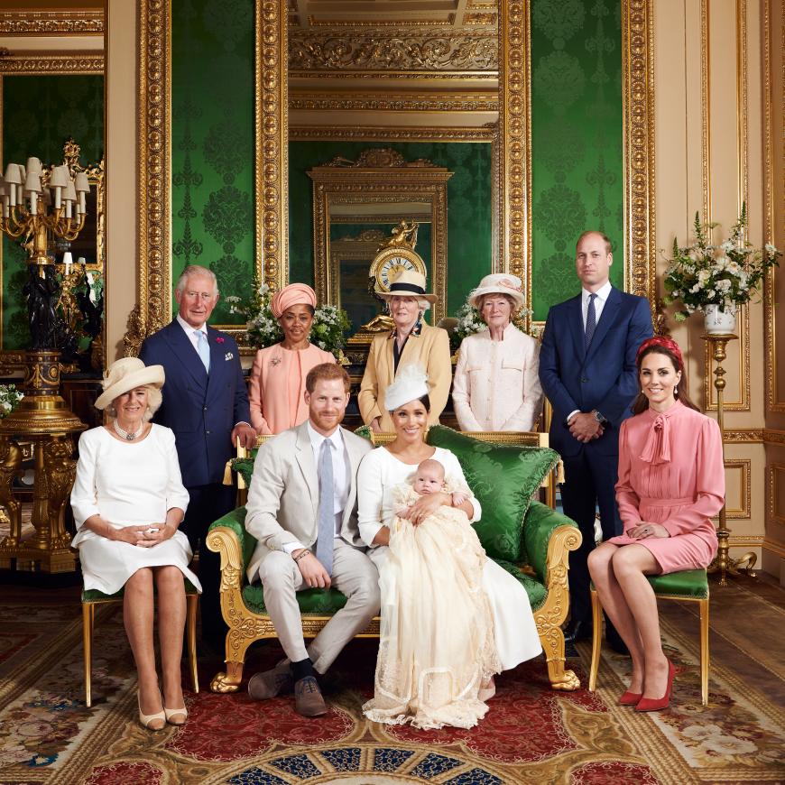 Die Taufe fand im kleinen Kreis und unter Ausschluss der Öffentlichkeit statt. Neben Herzogin Meghan und Prinz Harry, nahmen (v.l.) Prinz Charles und Herzogin Camilla, Meghans Mutter Doria Ragland, Harrys Tanten und Schwestern der verstorbenen Lady Diana († 36) Lady Jane Fellowes sowie Lady Sarah McCorquodale und natürlich Prinz William und Herzogin Kate teil. Queen Elizabeth II. und Prinz Philip fehlten aufgrund von Terminüberschneidungen