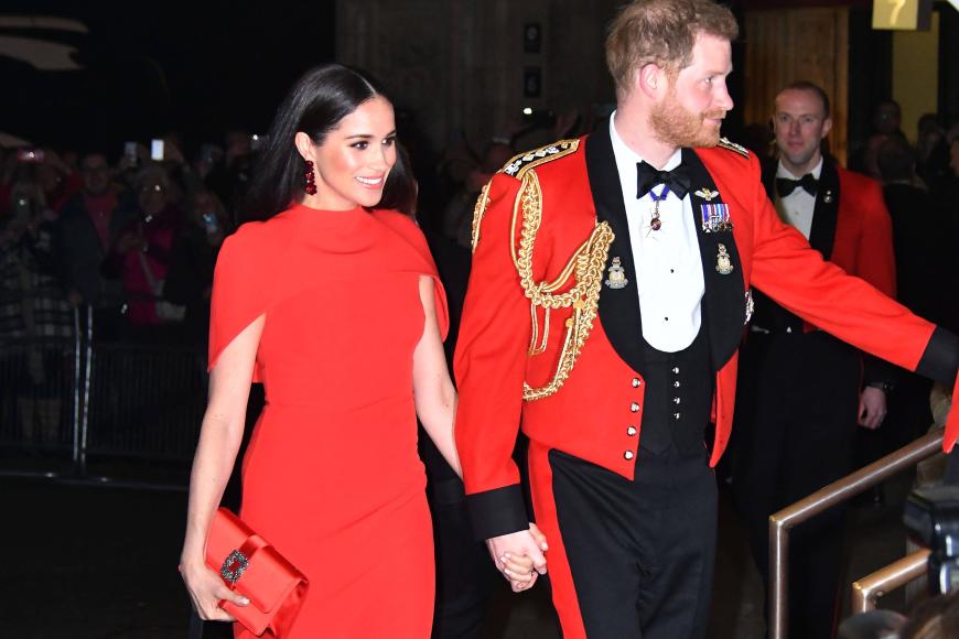 Am 7. März 2020 wurden Prinz Harry und Meghan mit Stehapplaus in der Royal Albert Hall empfangen, wo sie dem Mountbatten Festival of Music beiwohnten, einem Konzertabend mit Militärmusik. Harry hatte sich besonders schick gemacht, in der roten Paradeuniform der Royal Marines. Meghan trug ein dazu farblich perfekt passendes, rotes Abendkleid von Safiyaa, Simone-Rocha-Ohrringe und rote Stuart-Weitzman-Schuhe.