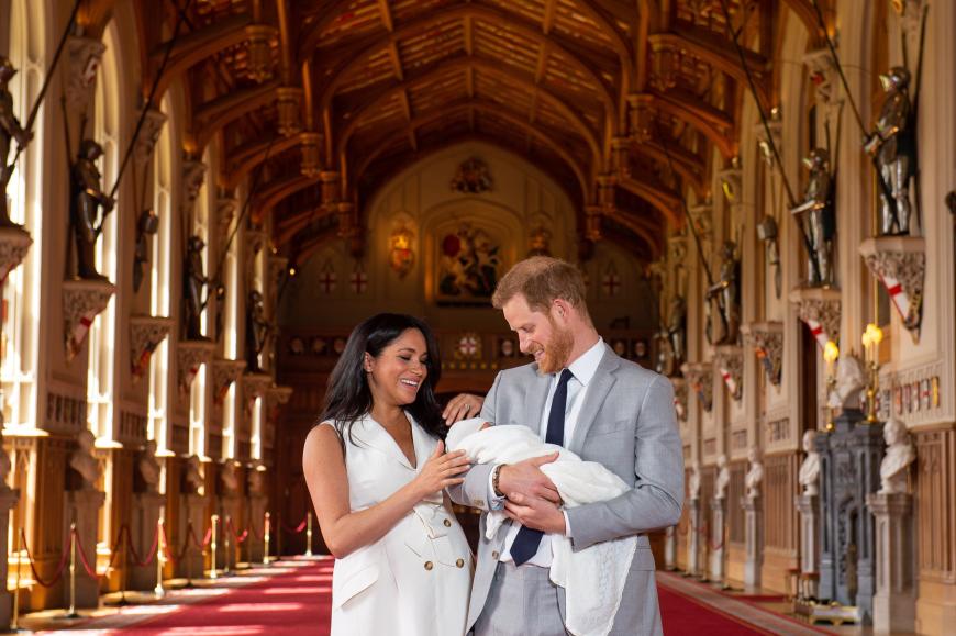 Papa Harry hielt sein schlafendes Kind stolz in den Armen - das Glück war dem Paar ins Gesicht geschrieben.