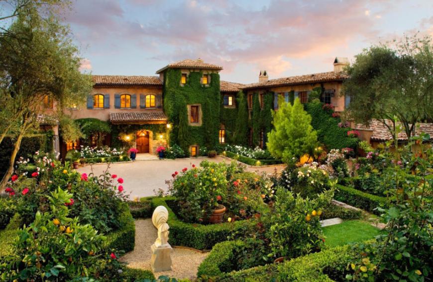 Vor knapp zwei Monaten zogen die Sussexes in dieses 22-Millionen-Dollar-Anwesen in Montecito, Kalifornien ...