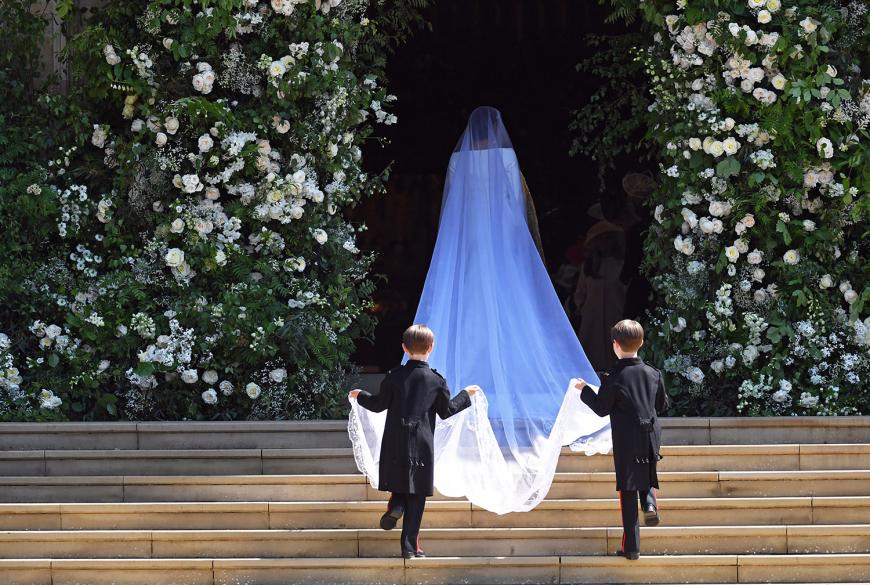 Das wunderschöne Givenchy-Brautkleid mit dem fünf Meter langen Schleier sorgt weltweit für Begeisterung.