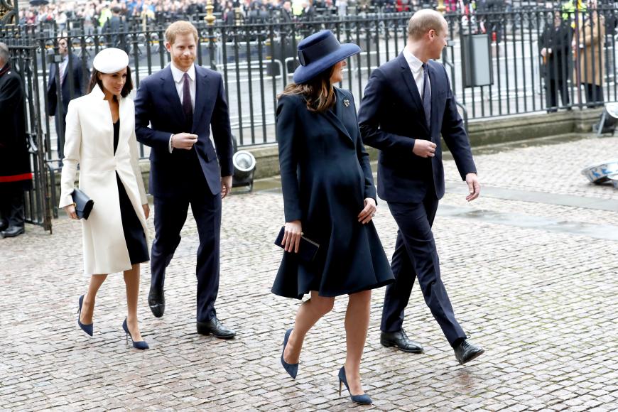 Ein seltenes Bild: Prinz Harry mit seiner Verlobten Meghan sowie Prinz William mit seiner hochschwangeren Frau Kate auf dem Weg zum Gottesdienst anlässlich des