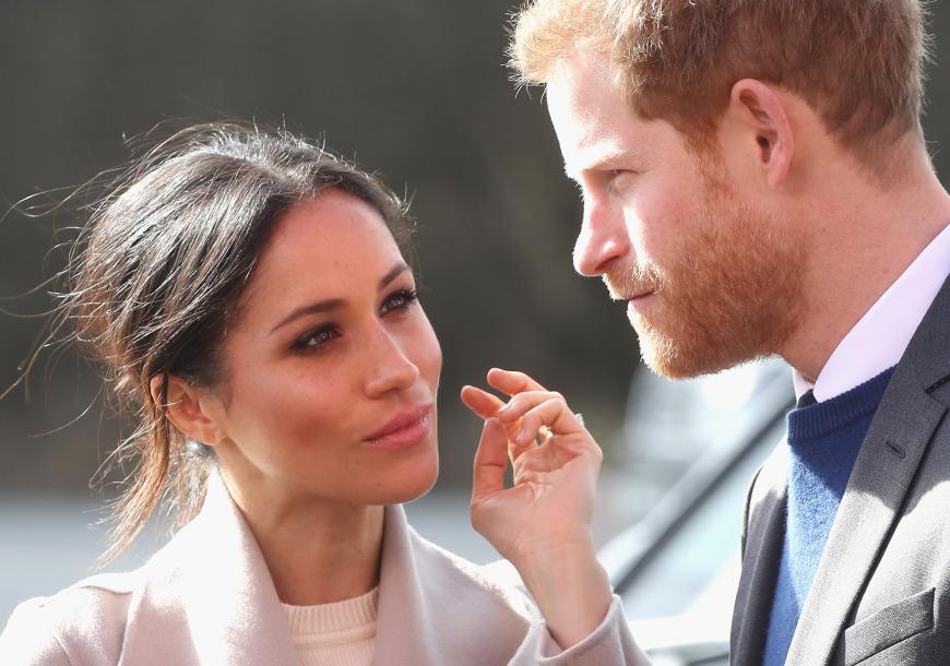 Verliebt, verlobt und bald verheiratet: In Nordirland am 23. März fraß Meghan ihren Verlobten Prinz Harry mit ihren Blicken förmlich auf. Dort besuchten sie eine Veranstaltung der von Jugendlichen geleiteten Friedensinitiative „Amazing the Space“ im Eikon Centre.