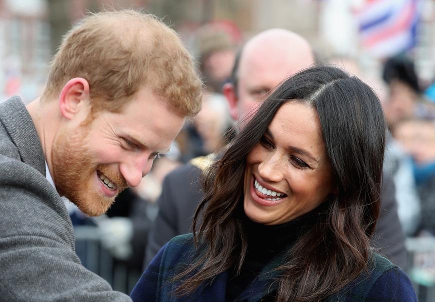 Beim ersten offiziellen Auslandsbesuch von Meghan Markle und Prinz Harry sprühten nur so die Funken. Das verliebte Paar wird am 19. Mai 2018 in der St. George's Kapelle im Windsor Castle vor den Traualter schreiten. Die Zeremonie soll um Punkt 12 Uhr Mittags beginnen und eine Stunde andauern. Das Eheversprechen nimmt den beiden der Erzbischoff von Canterbury, Justin Welby, ab.
