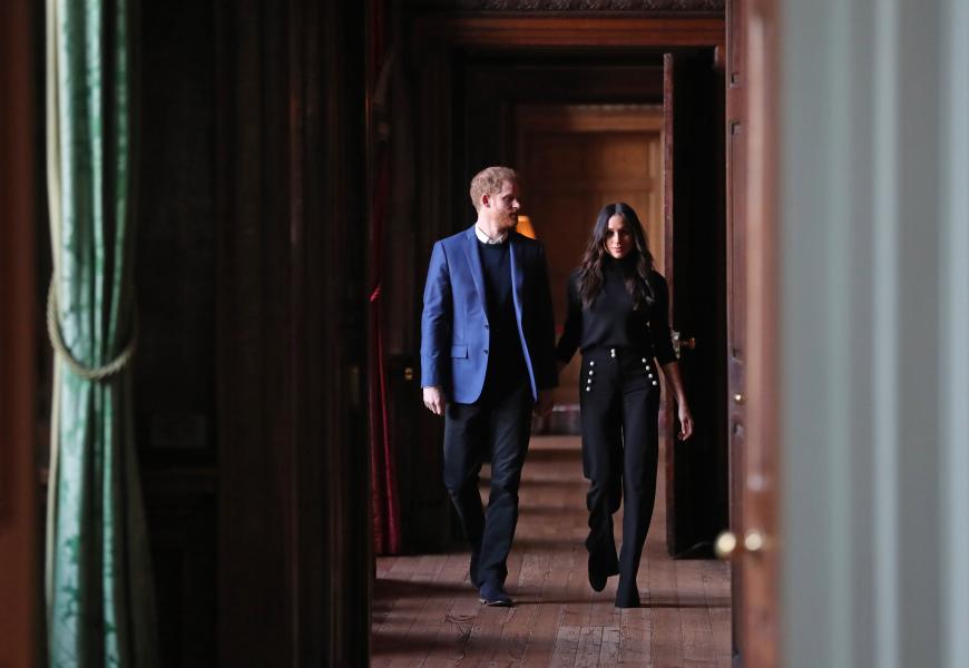 Nach der Trauung werden Harry und Meghan in einer historischen Kutsche durch Windsor fahren, anschließend wird es einen Empfang im Festsaal des Schlosses, der St George's Hall, geben. Am Abend lädt Prinz Charles zu einem zweiten Empfang für enge Freunde des Brautpaares und ihre Familien ein. Bis zu 800 Gäste sollen in die St. George's Kapelle, einem Ballsaal in Windsor Castle, passen.