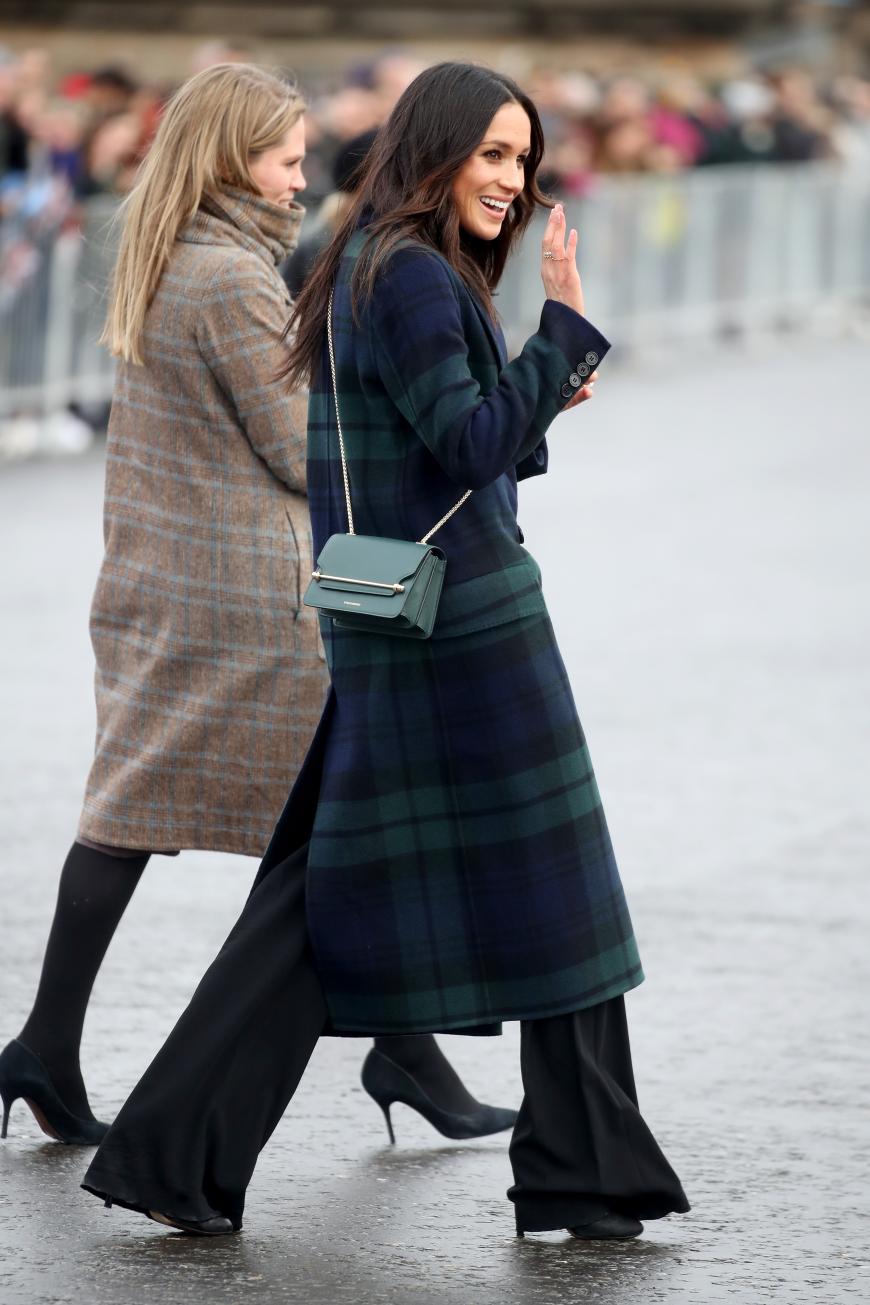 Wow, wir lieben Meghans Outfit, das sie für ihren ersten offiziellen Auslandsbesuch an der Seite von Prinz Harry wählte. In einer schwarzen Marlene-Hose, einem blau-grünen Karo-Mantel von Burberry und der passenden grünen Handtasche sah Meghan extrem modisch aus.