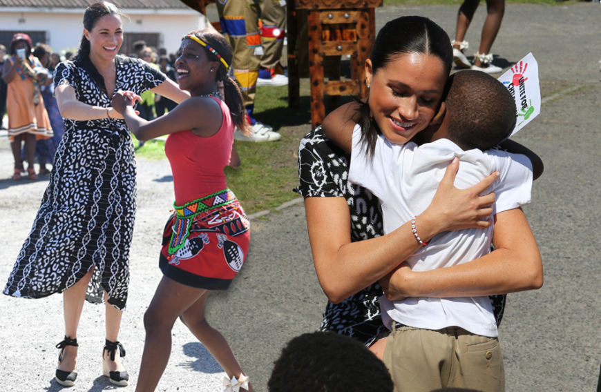 Vor laufenden TV-Kameras herzte Meghan in dem Township-Projekt vor einem Reigen tanzender und trommelnder Jugendlicher einen kleinen Jungen und tanzte herzlich lachend mit einer jungen Frau. Der kleine Archie war bei dem offiziellen Termin nicht dabei, doch bei der Ankunft in Kapstadt wurde er von Fotografen abgelichtet - mit süßer Pudelmütze.
