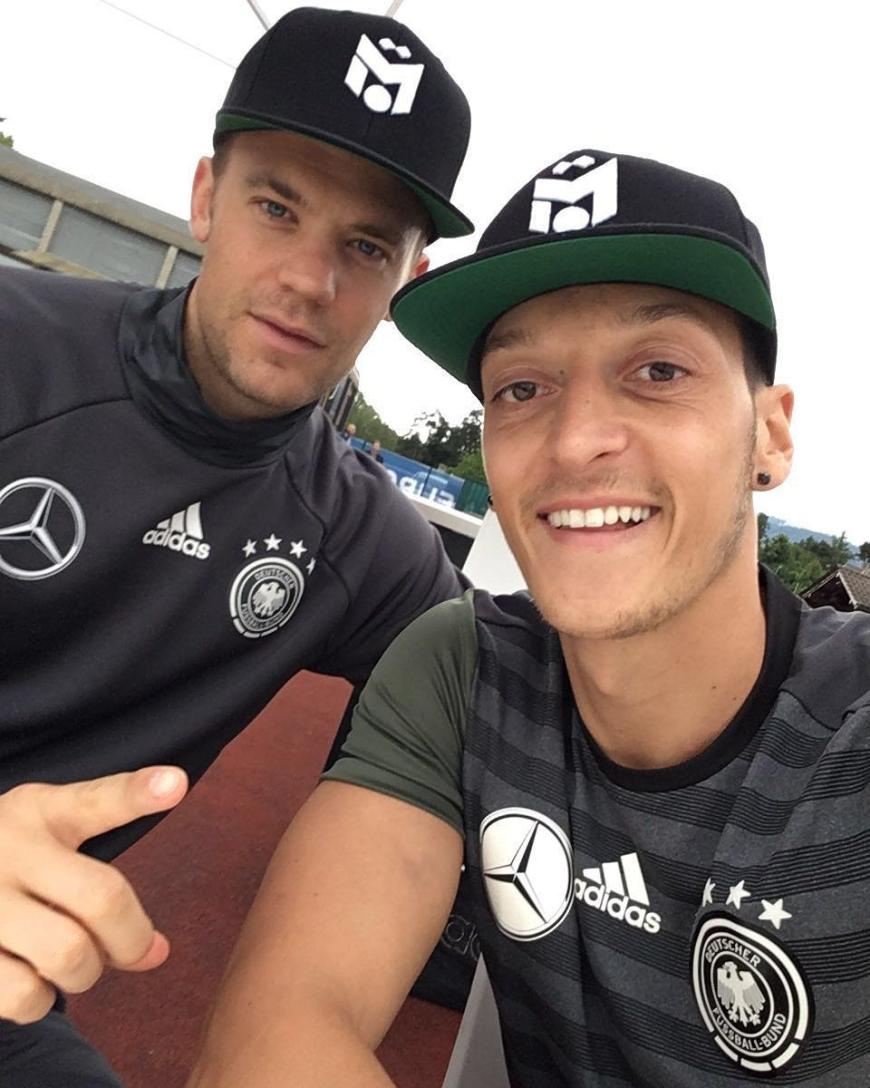 Abschied vom Mannschaftshotel in Evian: Manuel Neuer und Mesut Özil sagen bye-bye vorm Abflug zum Halbfinale nach Marseille.