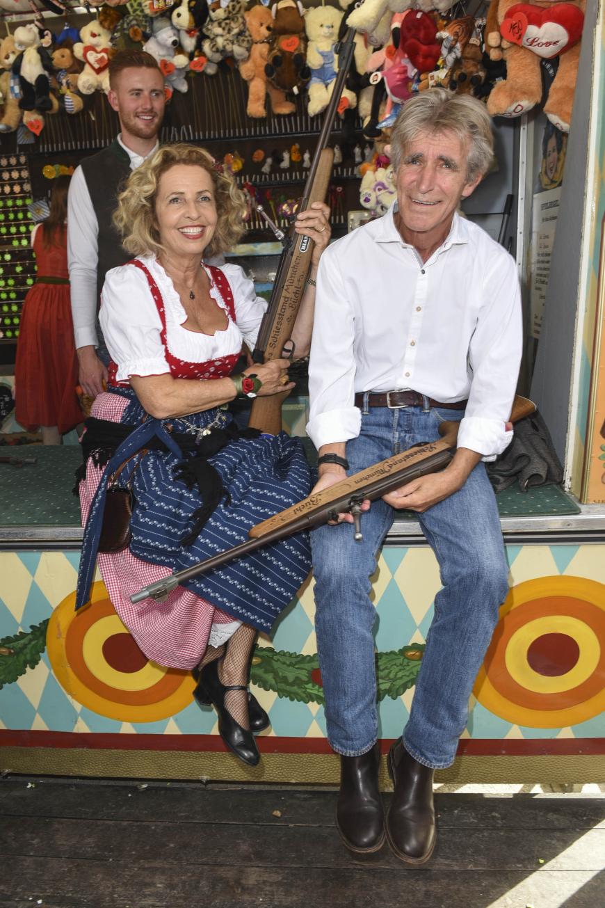 Schauspielerin Michaela May versucht sich mit ihrem Mann Bernd Schadewald lieber am Schießstand.