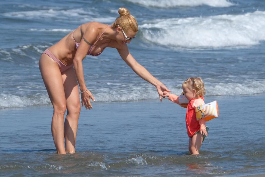 Awww! Michelle Hunziker planscht mit der kleinen Celeste im Meer.