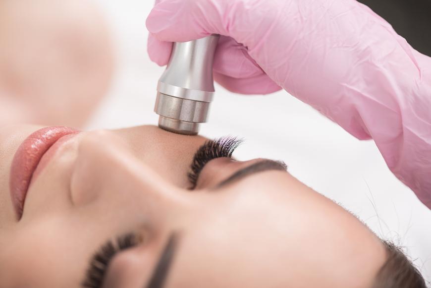 Die Kosmetik-Anwendung Microdermabrasion gibt dir ein echt befreiendes Hautgefühl.