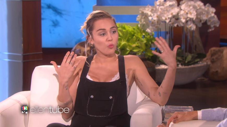 Miley Cyrus zeigt ihren Verlobungsring.