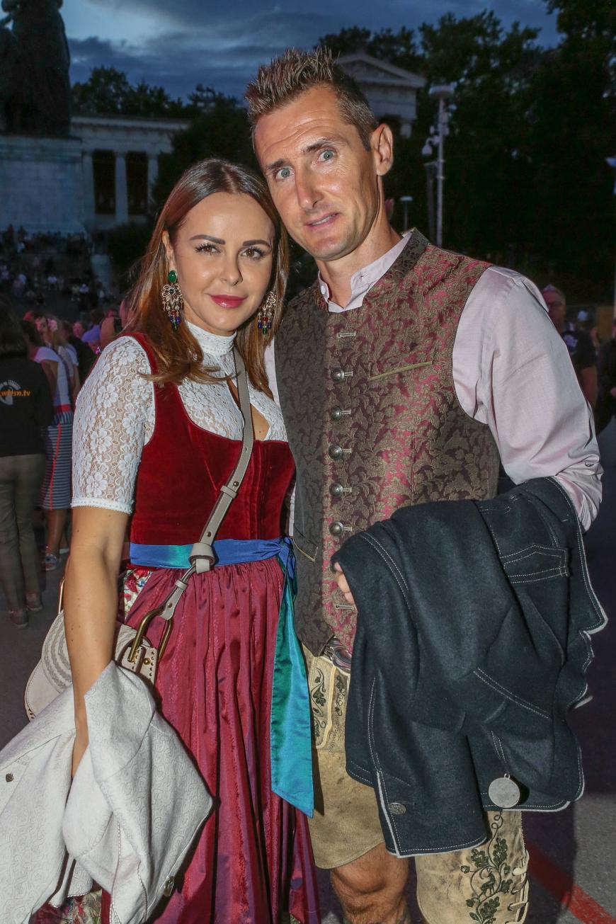 Noch ein Ex-Nationalspieler! Miroslav Klose besucht mit seiner Frau Sylwia das bayrische Volksfest.
