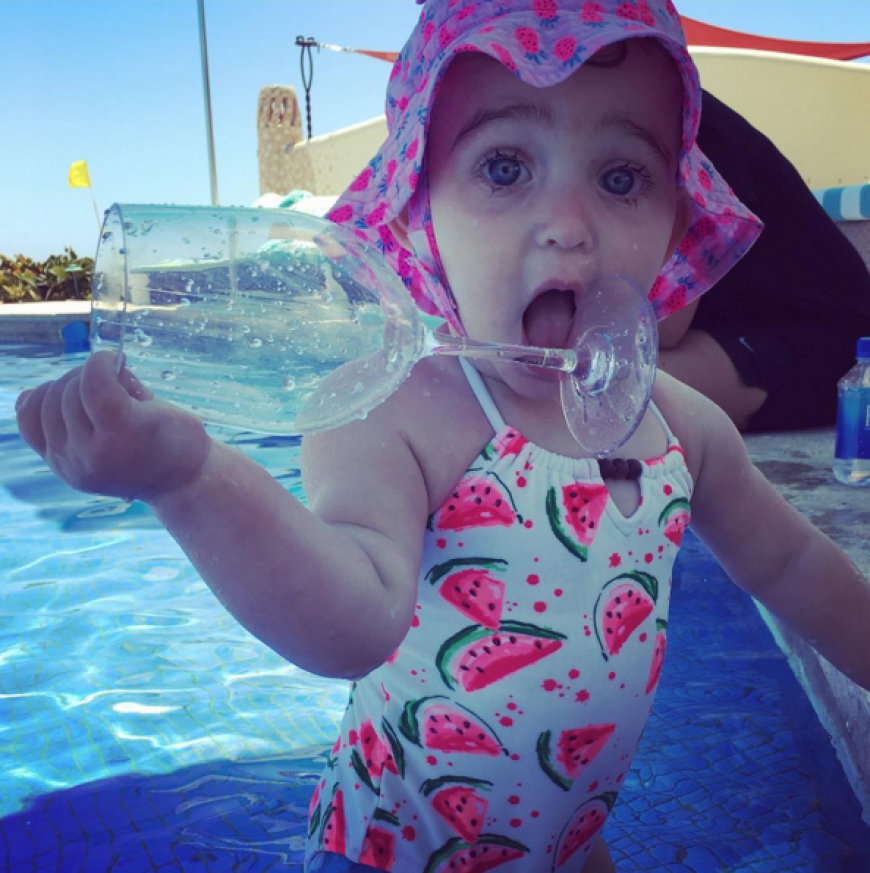 Es ist Scarlett, die Tochter von Molly Sims. Die Schauspielerin postete jetzt diese hinreißenden Bilder aus dem Urlaub.