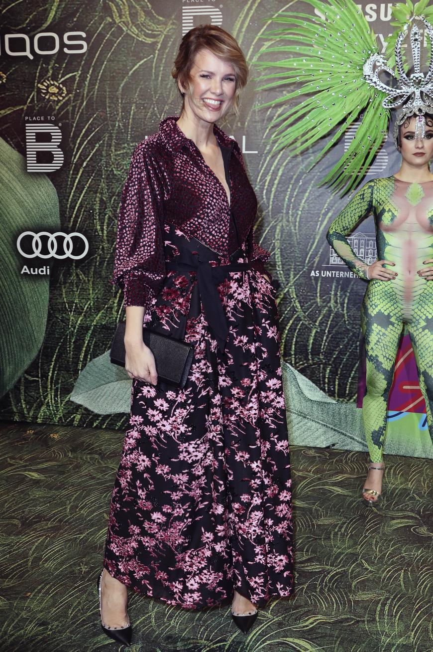 Flower Power dank Model Monica Ivancan!