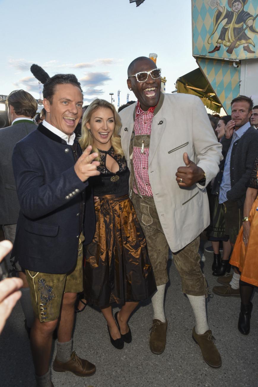Auch DSDS-Star Alphonos Williams ist sichtlich gut gelaunt auf dem Oktoberfest unterwegs.