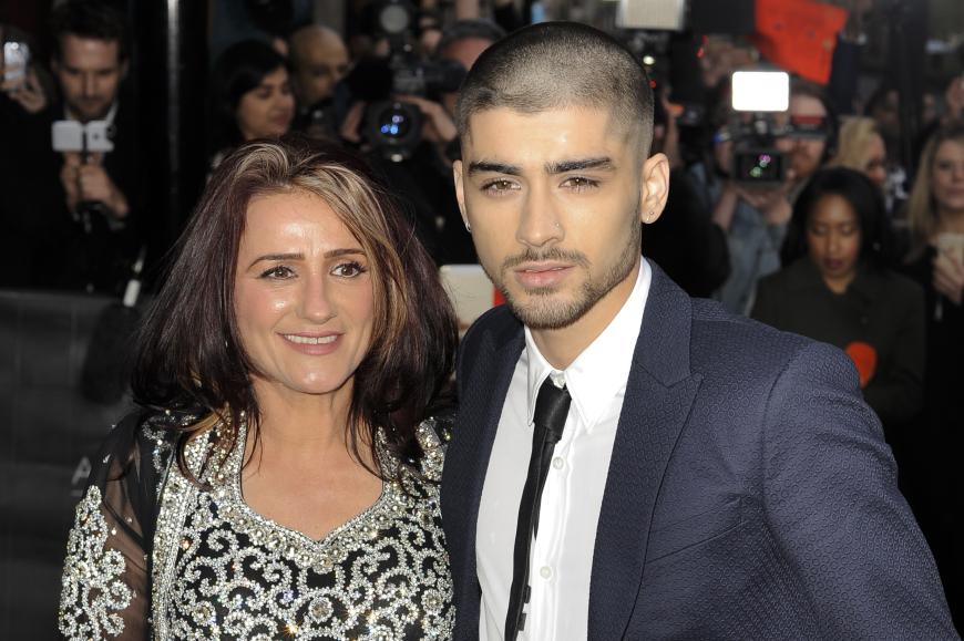 Statt Freundin Perrie Edwards wurde Zayn Malik von seiner Mutter Trisha begleitet.