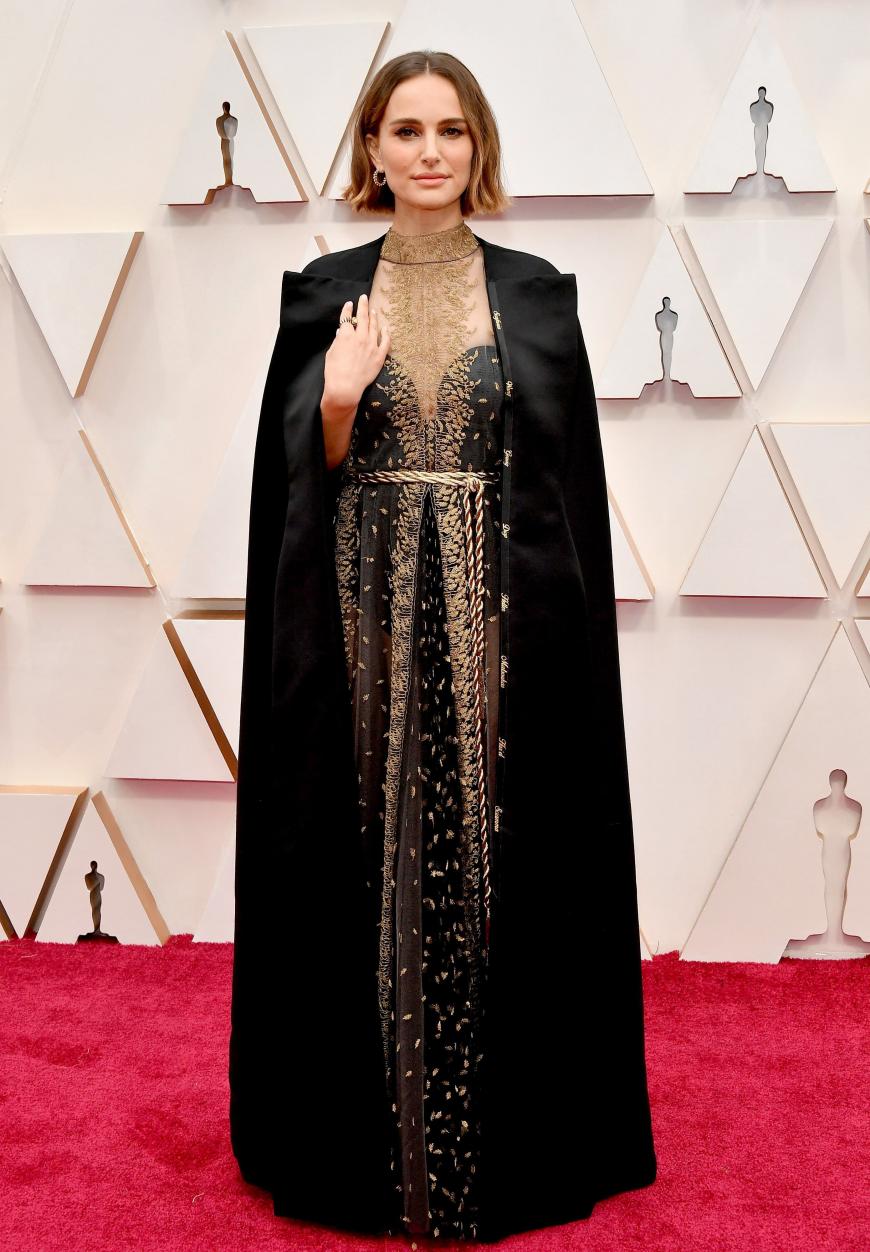 Natalie Portman kann einfach tragen, was sie will - die Schauspielerin sieht immer umwerfend aus. Mit ihrem Outfit setzte sie aber nebenbei auch noch ein Statement, denn in den Saum ihres Umhangs waren die Namen von Regisseurinnen eingestickt, die nicht für einen Oscar nominiert wurden. Darunter unter anderem