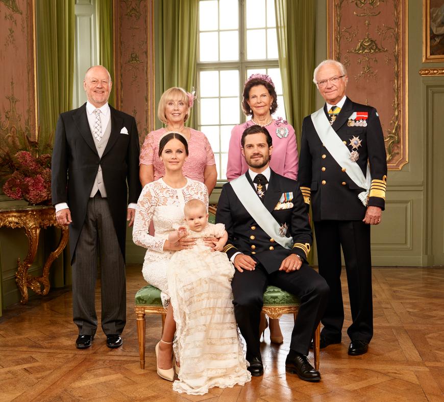 Prinz Alexander von Schweden mit seinen Eltern und Großeltern.