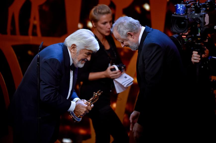 Tiefe Verneigung: Mario Adorf bekommt den Bambi von Axel Milberg überreicht.