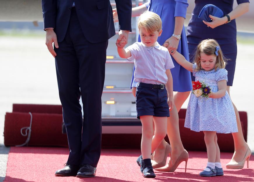 Awww! Der kleine George geht an Papas Hand, Charlotte an Mamas.