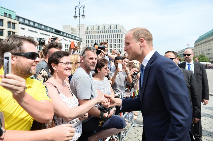 Tachchen, ich bin William! Der Prinz schüttelt fleißig Hände.