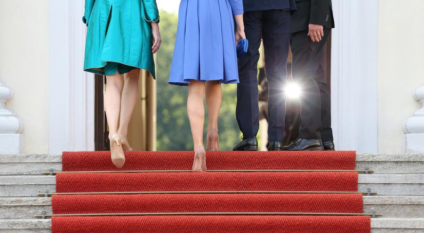 Es scheint, als hätten die beiden Frauen ihre Outfits aufeinander abgestimmt ...