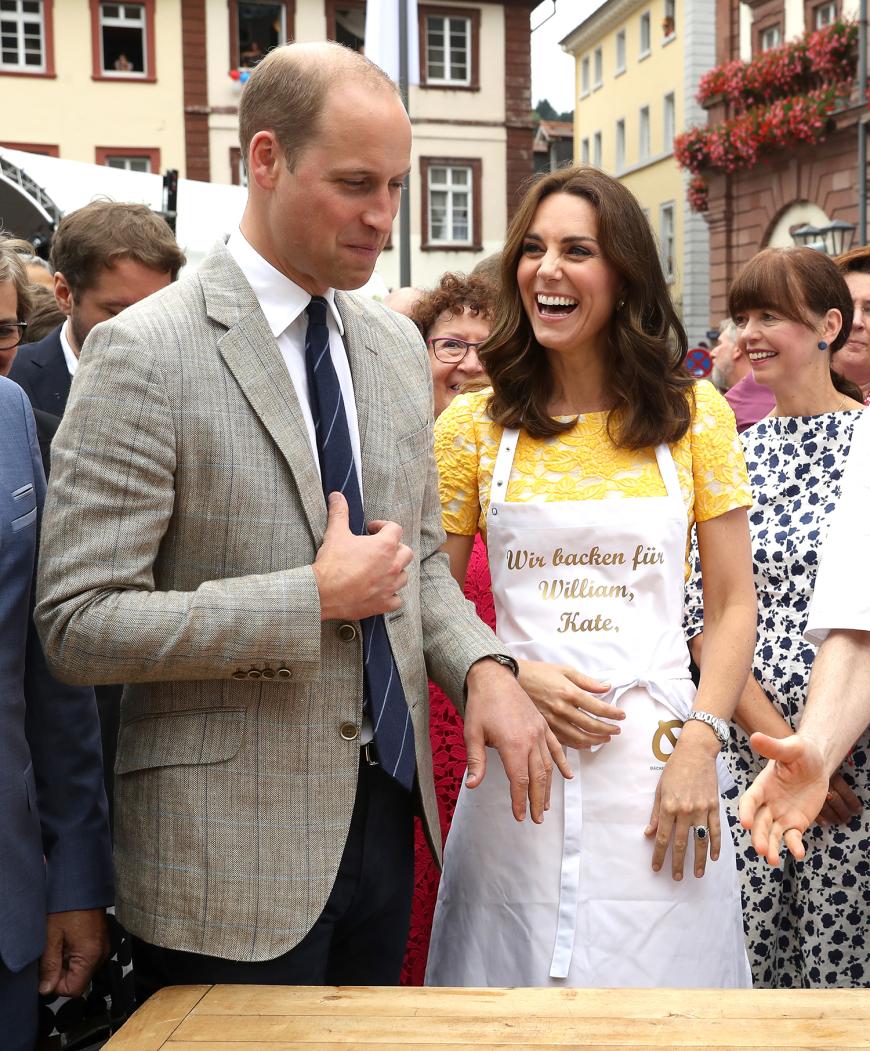 Am zweiten Tag ihrer Deutschland-Reise geht's bei William und Kate heiter in Heidelberg zu. Auf dem Marktplatz müssen sich die beiden nun als Brezelbäcker beweisen ...