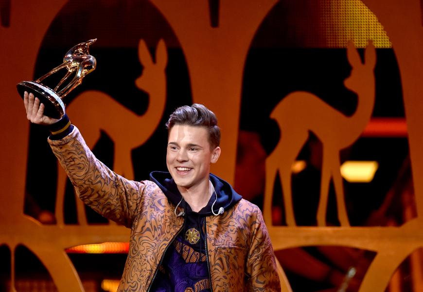 Felix Jaehn happy über seinen Bambi in der Kategorie
