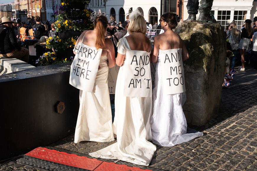 Vielleicht hat er sich auch ein Späßchen über diese Ladys erlaubt?
