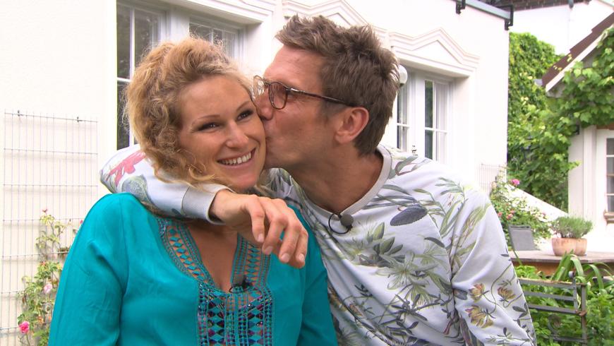 Ein Paar, das sich bereits vor laufenden Kameras kennengelernt hat, gründet nun eine eigene Familie: Janni Hönscheid und Peer Kusmagk.