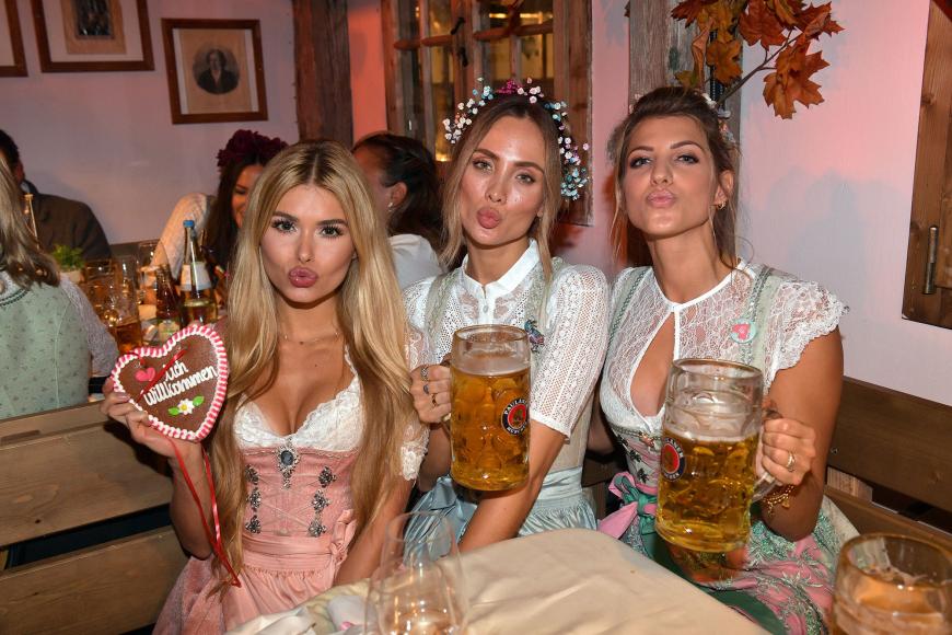 Pamela Reif, Carmen Kroll und Sarah Harrison (v.l.) legen sich mit Kussmund für die Fotografen ins Zeug.