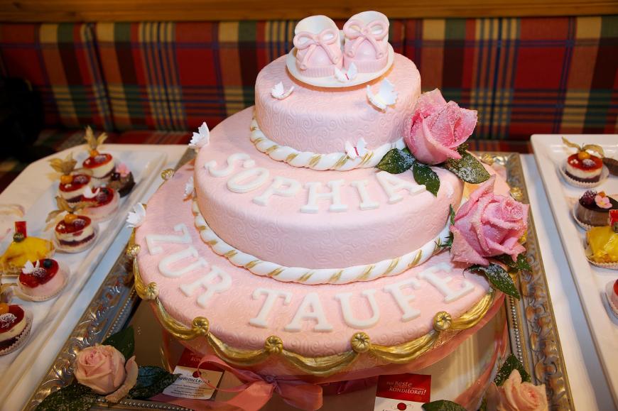 Die Torte der Taufe ist - natürlich - rosa.