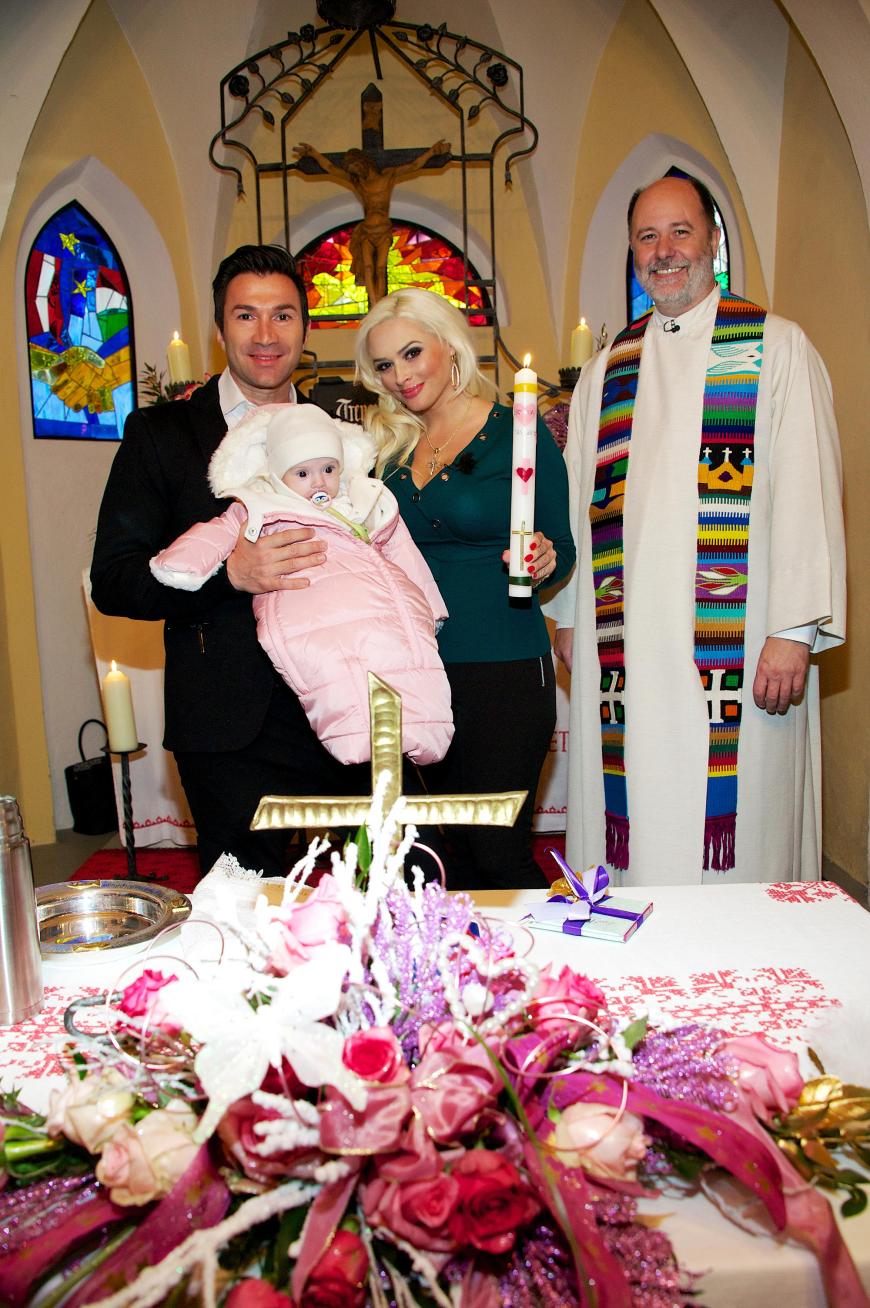 Die offiziellen Taufbilder von Baby Sophia Cordalis