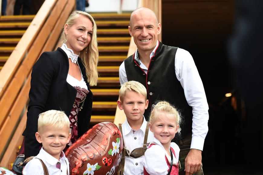 Das letzte Wochenende auf dem Oktoberfest: Traditionell kamen die Stars des FC Bayern München mit ihren Familien. So auch Arjen Robben mit seiner Frau Bernadien und den drei Kindern.
